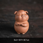 Tea pet-varken uit de Chinese dierenriem van aardewerk — Pootjes op de buik