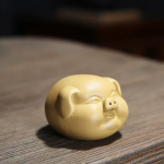Tea pet varken van keramiek — Crèmegeel