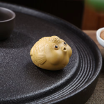Tea pet vis van aardewerk — Okergeel