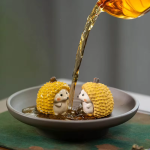 Thee pet egel met doerianschil van paarse klei