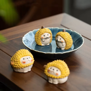Thee pet egel met doerianschil van paarse klei