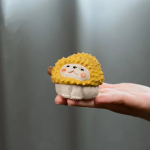 Thee pet egel met doerianschil van paarse klei