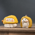Thee pet egel met doerianschil van paarse klei