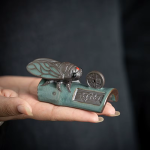Theeaccessoire met cicade van aardewerk