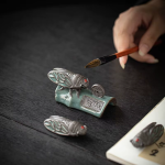 Theeaccessoire met cicade van aardewerk