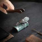 Theeaccessoire met cicade van aardewerk