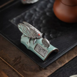 Theeaccessoire met cicade van aardewerk