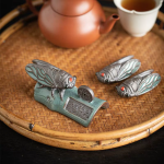 Theeaccessoire met cicade van aardewerk