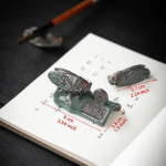 Theeaccessoire met cicade van aardewerk