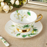 Theeservies met cameliadecor van beenderporselein