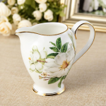 Theeservies met cameliadecor van beenderporselein