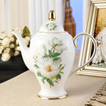 Theeservies met cameliadecor van beenderporselein