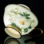 Theeservies met cameliadecor van beenderporselein