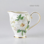 Theeservies met cameliadecor van beenderporselein — Melkkan