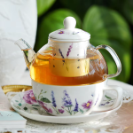 Theeservies met glazen theepot en blauw konijn