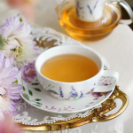 Theeservies met glazen theepot en blauw konijn