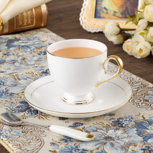 Theeservies met gouden rand van Bone China