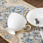 Theeservies met gouden rand van Bone China