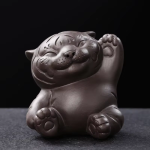 Tijger tea pet met vier houdingen — Zittend, poot bij de kop
