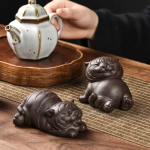 Tijger tea pet van paarse klei