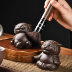Tijger tea pet van paarse klei