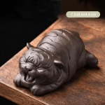Tijger tea pet van paarse klei — Liggend
