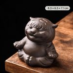 Tijger tea pet van paarse klei — Zittend, beide voorpoten omhoog