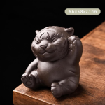 Tijger tea pet van paarse klei — Zittend, één voorpoot omhoog