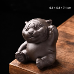 Tijger tea pet van Yixing-klei — Zittend met opgeheven poot