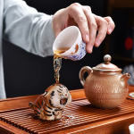 Tijgerfiguur als zisha tea pet van Yixing-klei