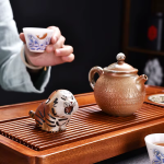 Tijgerfiguur als zisha tea pet van Yixing-klei