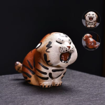 Tijgerfiguur als zisha tea pet van Yixing-klei