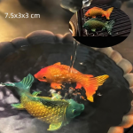 Van kleur veranderende tea pet van hars — Twee oranje en groene karpers