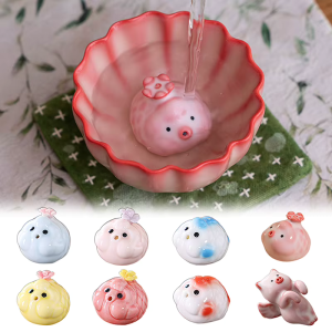 Varkens tea pet van keramiek met blauwe accenten