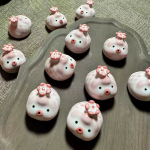 Varkens tea pet van keramiek met blauwe accenten