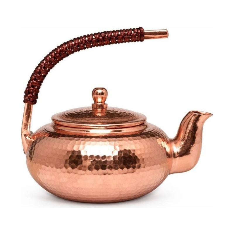 Vintage koperen theepot met hamerslag en gevlochten hengsel