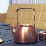 Vintage koperen waterketel in roodkoper