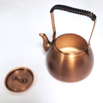 Vintage koperen waterketel in roodkoper