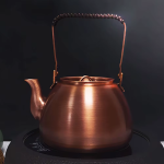 Vintage koperen waterketel in roodkoper