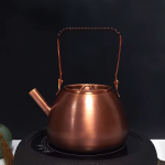 Vintage koperen waterketel in roodkoper