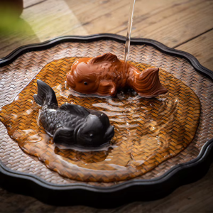 Vis als gongfu tea pet van paarse klei