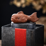 Vis als gongfu tea pet van paarse klei