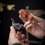 Vis als gongfu tea pet van paarse klei