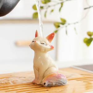 Vossen tea pet van hars met warmtegevoelige staart