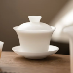 Witte porseleinen gaiwan met schotel