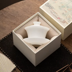 Witte porseleinen gaiwan met schotel