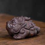 Yixing tea pet in de vorm van een pad — Paarsbruin