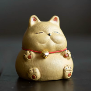 Yixing tea pet kat als gelukskat met rood koord