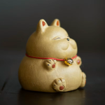 Yixing tea pet kat als gelukskat met rood koord