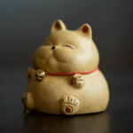 Yixing tea pet kat als gelukskat met rood koord